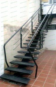 Лестница с недорогими аккуратными перилами